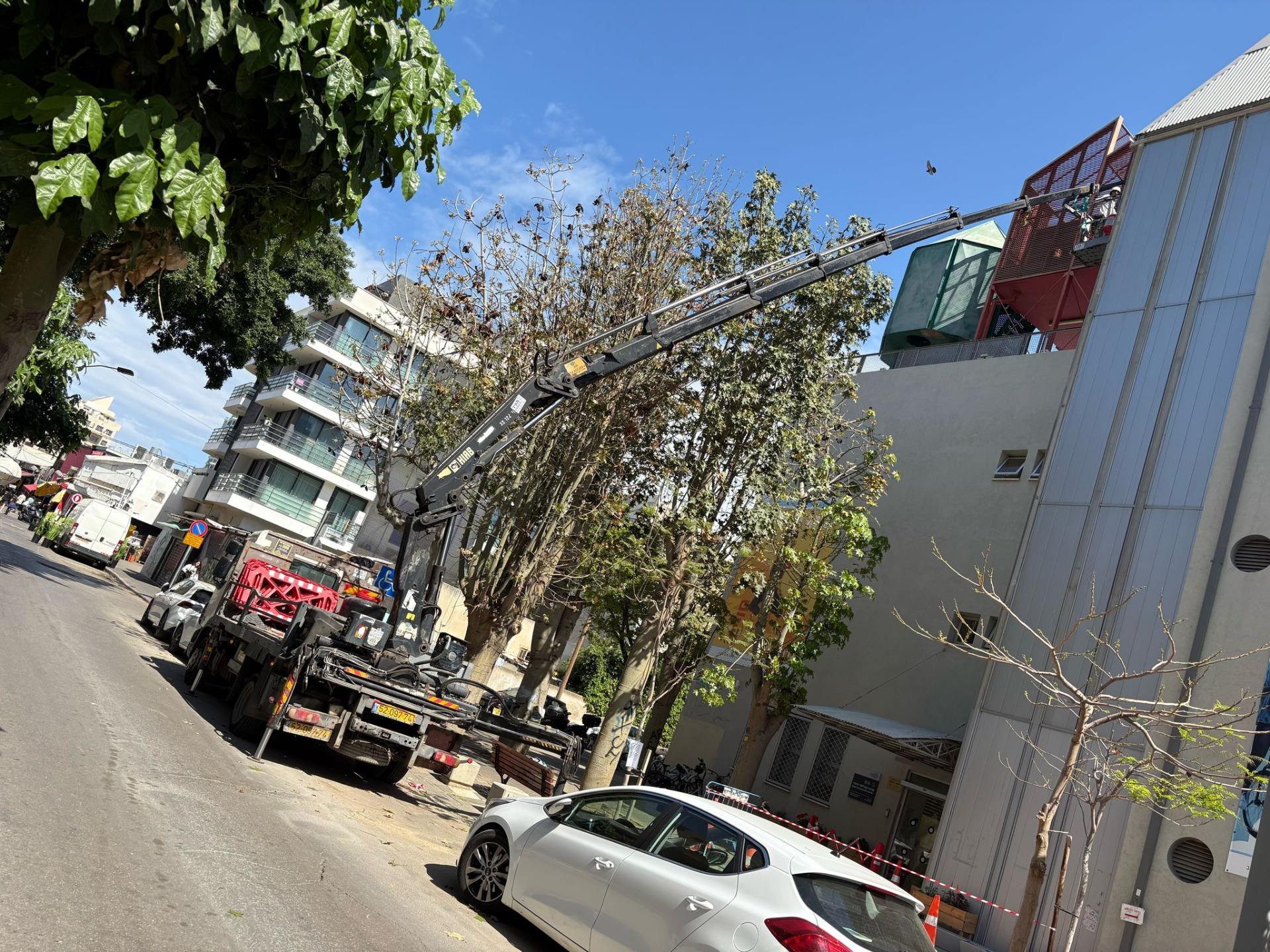 מנוף סל פרוש מעל רחוב עירוני